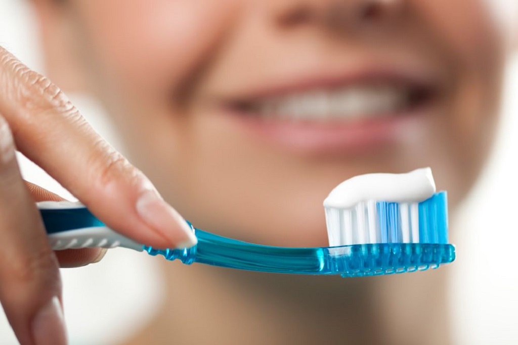 Pros and Cons of Whitening Toothpaste